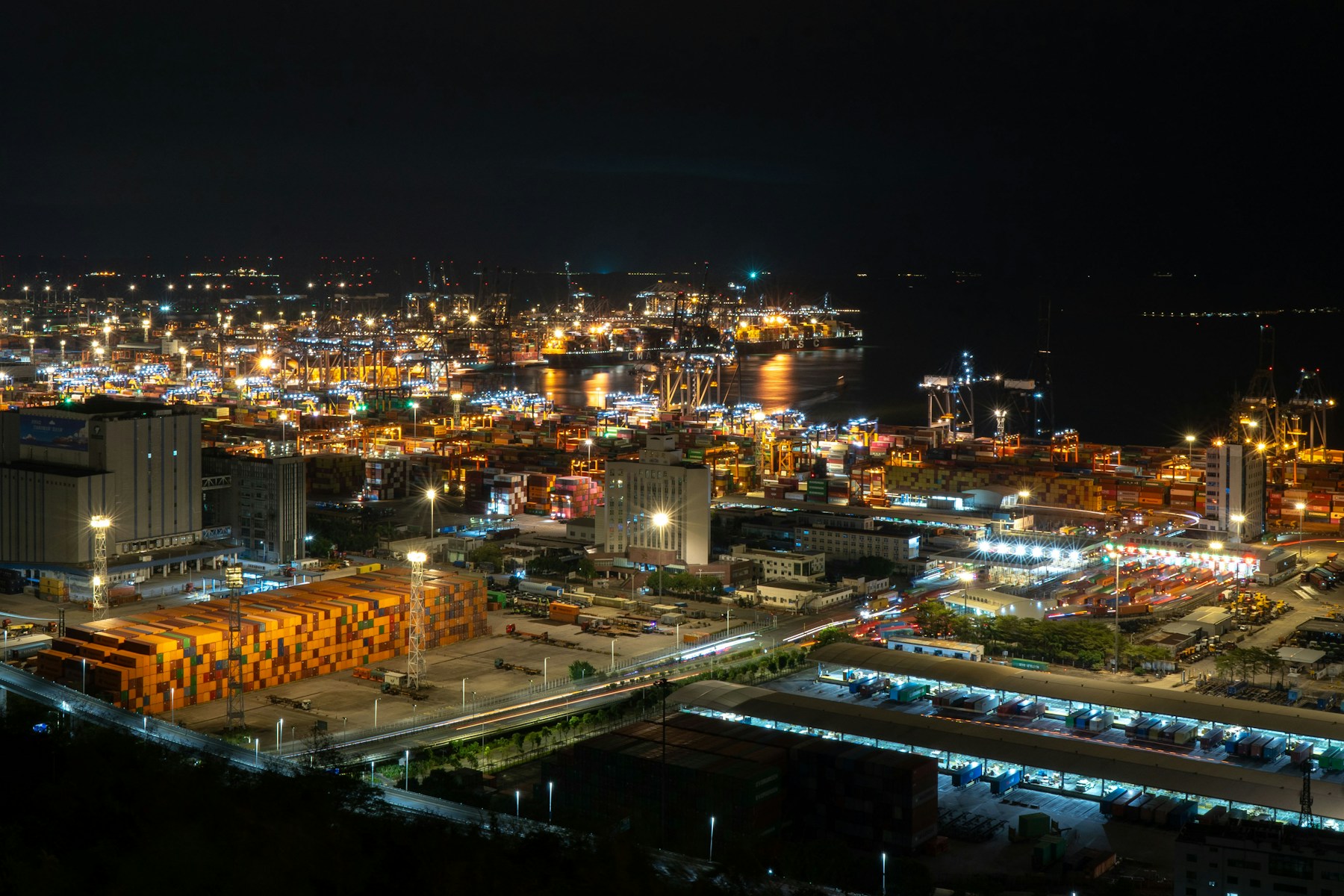 Containerterminal und beleuchtete Hafenanlagen in Yantian, Shenzhen, bei Nacht